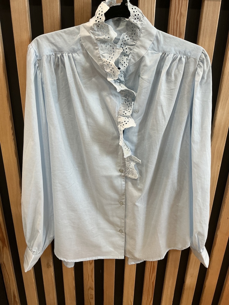 Chemise col volant broderie bleu ciel