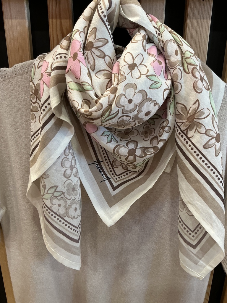 Foulard fleuri rose by Melanie