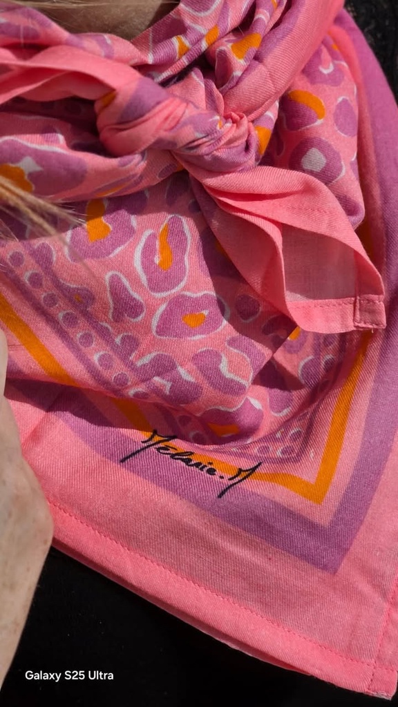 Foulard léopard rose et orange by Mélanie 