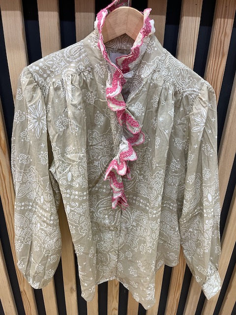 Chemise bandana beige col à volants rose